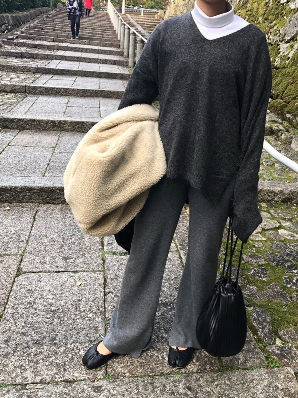 「ボアコート、ニットパンツ、グレー、楽チンコーデ、着まわし」｜「Alpha Industriesの【ALPHA INDUSTRIES】別注ボアキルトライナー（その他アウター、ブラック系）」を使った、AKNさん（レディース・156cm）の秋コーディネートの1枚目の写真