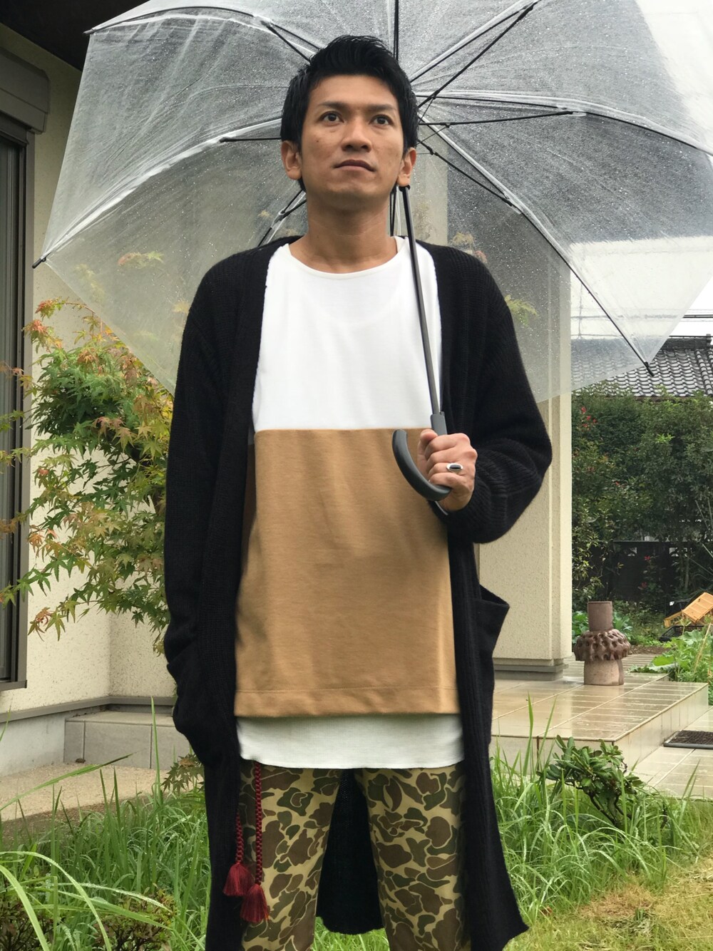 ブラウン系のTシャツ/カットソー、ブラック系のカーディガン/ボレロ、その他のその他パンツを着用したメンズの春コーディネートの1枚目の写真