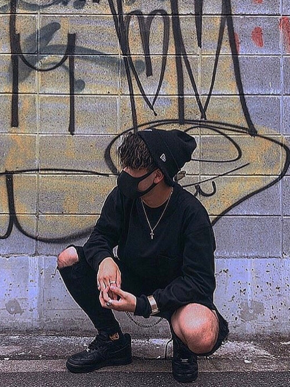 「私の推しブランド、おしゃれさんと繋がりたい、シンプルコーデ、黒、スニーカーコーデ、オーバーサイズ、ootd、ブラックコーデ、モノトーン、プチプラコーデ」｜「NEW ERAの【NEW ERA】ベーシックカフニット [BSC]（ニットキャップ/ビーニー、ブラック系）」を使った、yuta ohuchi.さん（メンズ・171cm）の冬コーディネートの1枚目の写真