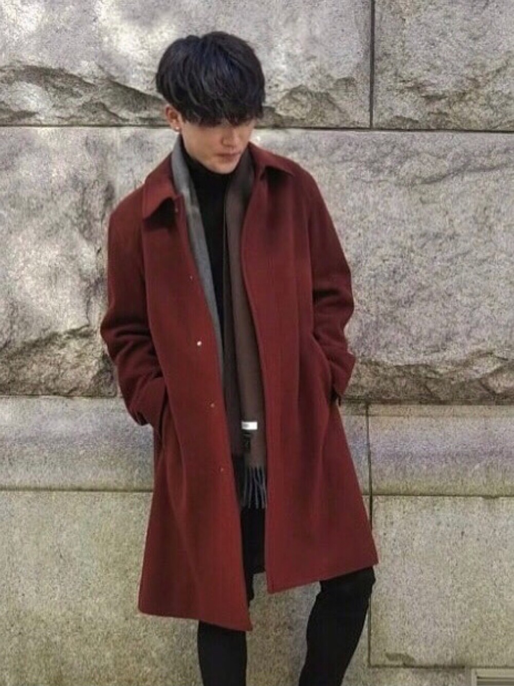 「私の推しブランド、おしゃれさんと繋がりたい、シンプルコーデ、黒、ootd、冬、スニーカーコーデ、ブラックコーデ、タートルネック、キレイめ」｜「TAKEO KIKUCHIの桐生ラッセル マフラー（マフラー、レッド系）」を使った、yuta ohuchi.さん（メンズ・171cm）の冬コーディネートの1枚目の写真
