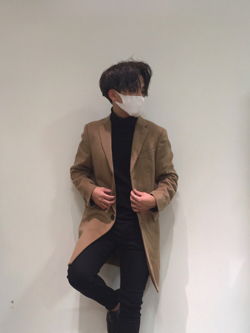 「私の推しブランド、おしゃれさんと繋がりたい、シンプルコーデ、黒、オーバーサイズ、ootd、モノトーン、冬、タートルネック、キレイめ」｜「UNIQLOのアイテム（チェスターコート、ベージュ系）」を使った、yuta ohuchi.さん（メンズ・171cm）の冬コーディネートの1枚目の写真