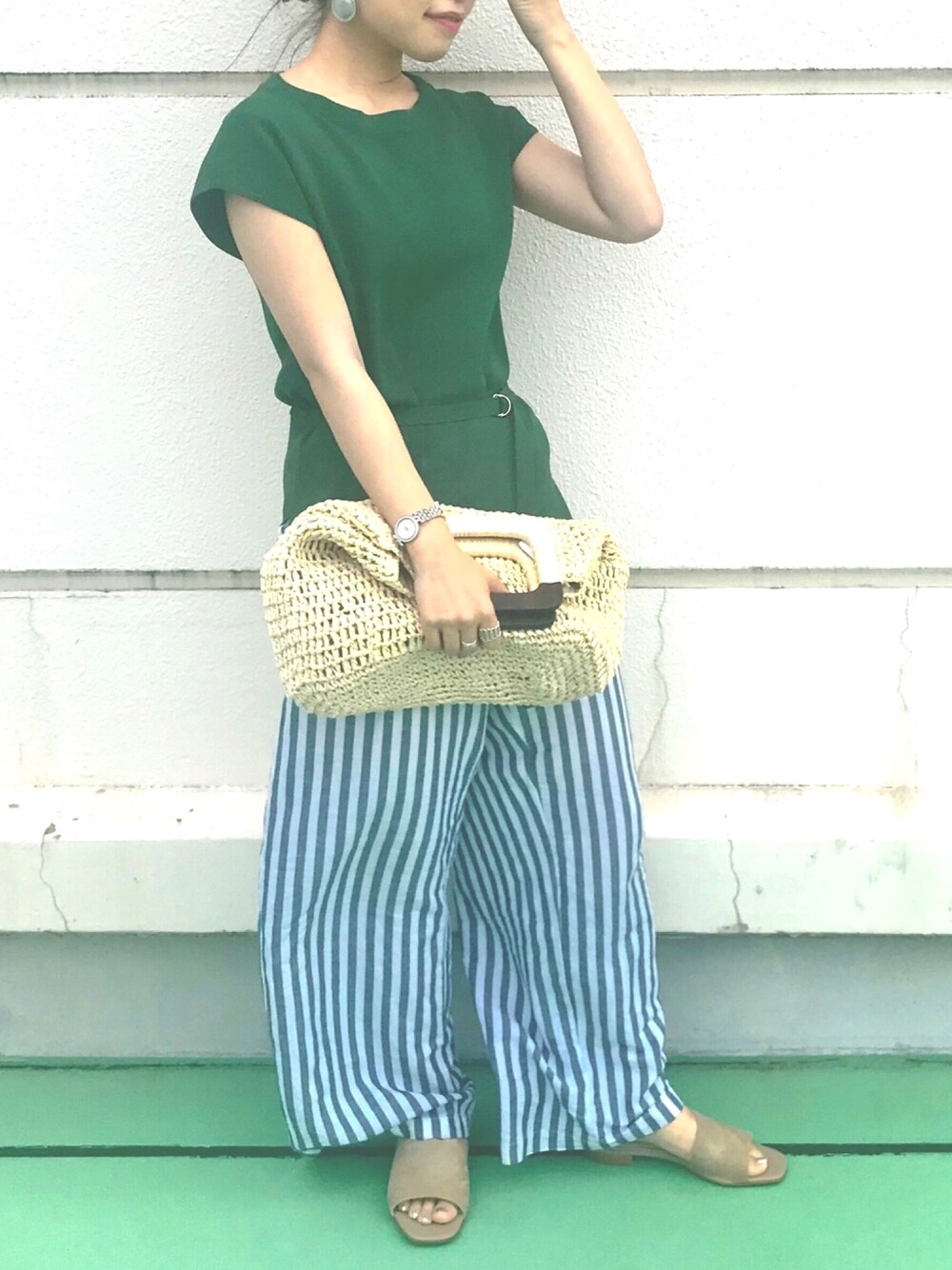 「夏、オトナカジュアル、ワイドパンツ、グリーン、ストライプ、リネンパンツ、スリッパサンダル、かごバッグ、ルノンキュール、テチチ(Te chichi)」｜「Te chichiの１４Ｇ総針ウエストＤカンベルト付ニット（ニット/セーター、グリーン系）」を使った、AsukAさん（レディース・153cm）の夏コーディネートの1枚目の写真