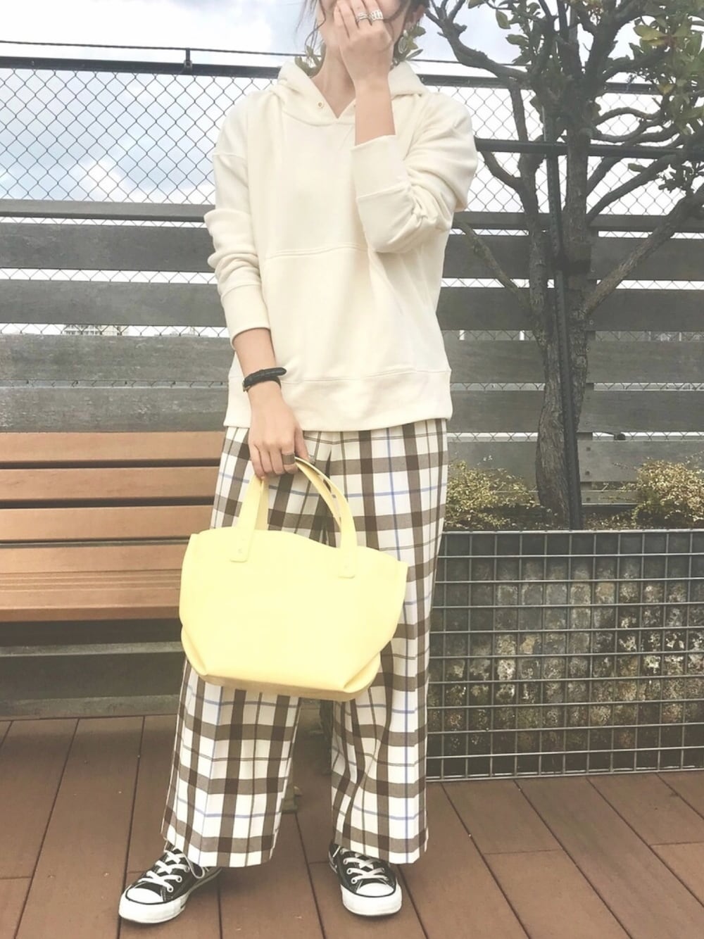 「春夏コーデ、チェックパンツ、パーカー、Techichi、lugnoncure、低身長」｜「Te chichiのアイテム（パーカー、ホワイト系）」を使った、AsukAさん（レディース・153cm）の春コーディネートの1枚目の写真