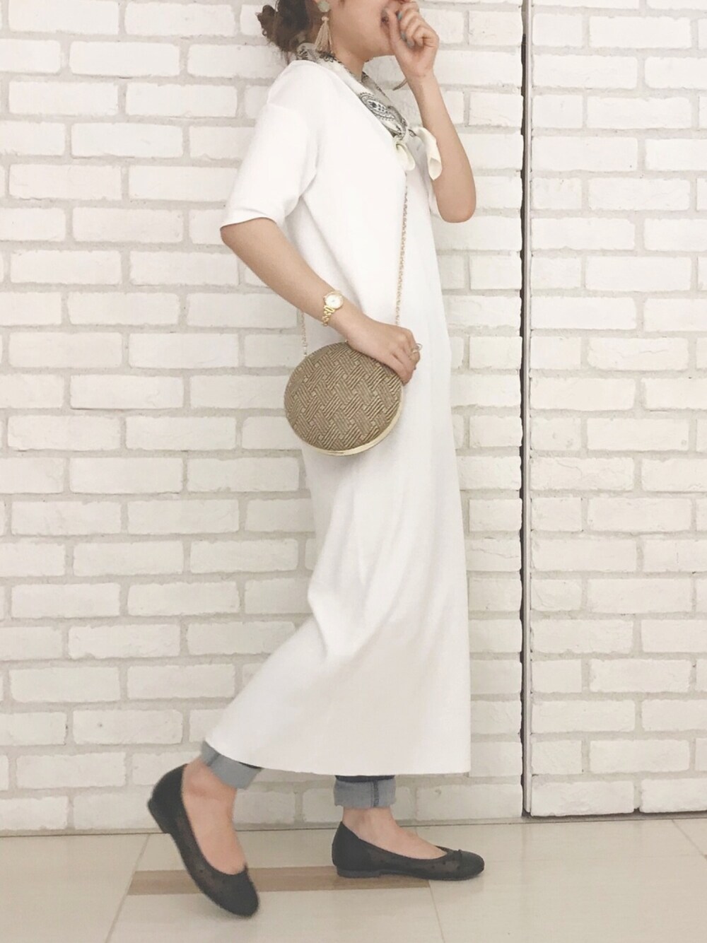 「夏コーデ、ワンピース、スリットワンピース、白、デニム、ドット、ドットパンプス、ラウンドバッグ」｜「Te chichi TERRASSEの総針スリットロングワンピース（ワンピース、ホワイト系）」を使った、AsukAさん（レディース・153cm）の春コーディネートの1枚目の写真