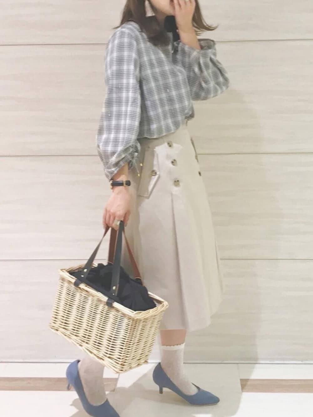 「Te chichi(Te chichi)、ベージュ、チェック、トレンチスカート、レースソックス、かごバッグ、春コーデ、春色」｜「Te chichiのラメチェックドロストスリーブブラウス（シャツ/ブラウス、ブラック系）」を使った、AsukAさん（レディース・153cm）の春コーディネートの1枚目の写真