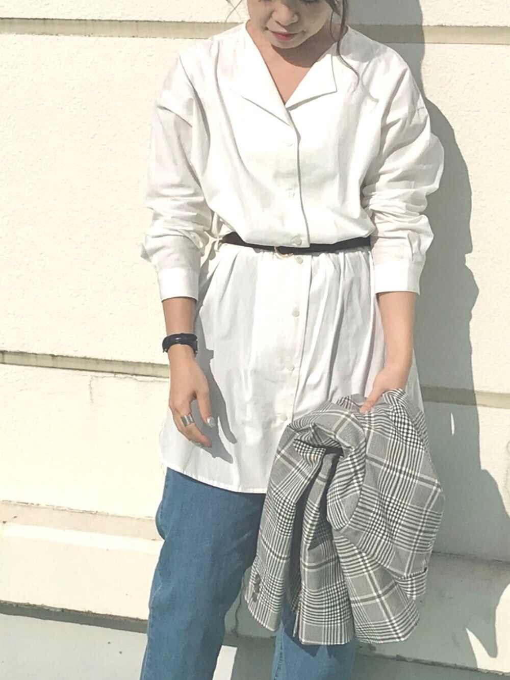 「春コーデ、低身長、カジュアル、オトナカジュアル、パンツスタイル、デニム、白シャツ、ウエストマーク、Techichi、lugnoncure」｜「Te chichiのオープンカラーチュニックシャツ（シャツ/ブラウス、ホワイト系）」を使った、AsukAさん（レディース・153cm）の冬コーディネートの1枚目の写真