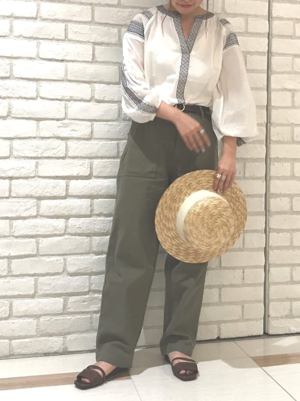 「春夏コーデ、カジュアル、パンツスタイル、刺繍ブラウス、カーゴパンツ、カーキ、カンカン帽、低身長コーデ、Techichi、lugnoncure」｜「Lugnoncureのコットン刺繍ブラウス（シャツ/ブラウス、ホワイト系）」を使った、AsukAさん（レディース・153cm）の春コーディネートの1枚目の写真