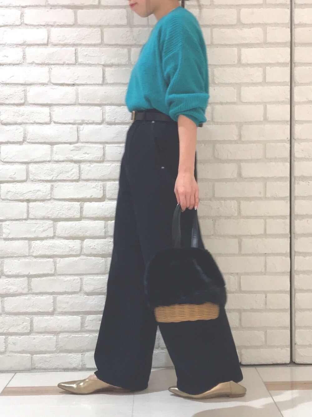 「秋コーデ、きれいめカジュアル、デニムパンツ、グリーンニット、グリーン、ファー小物、バブーシュ、ゴールド、Techichi、低身長コーデ」｜「Te chichiのアイテム（ニット/セーター、グリーン系）」を使った、AsukAさん（レディース・153cm）の秋コーディネートの1枚目の写真