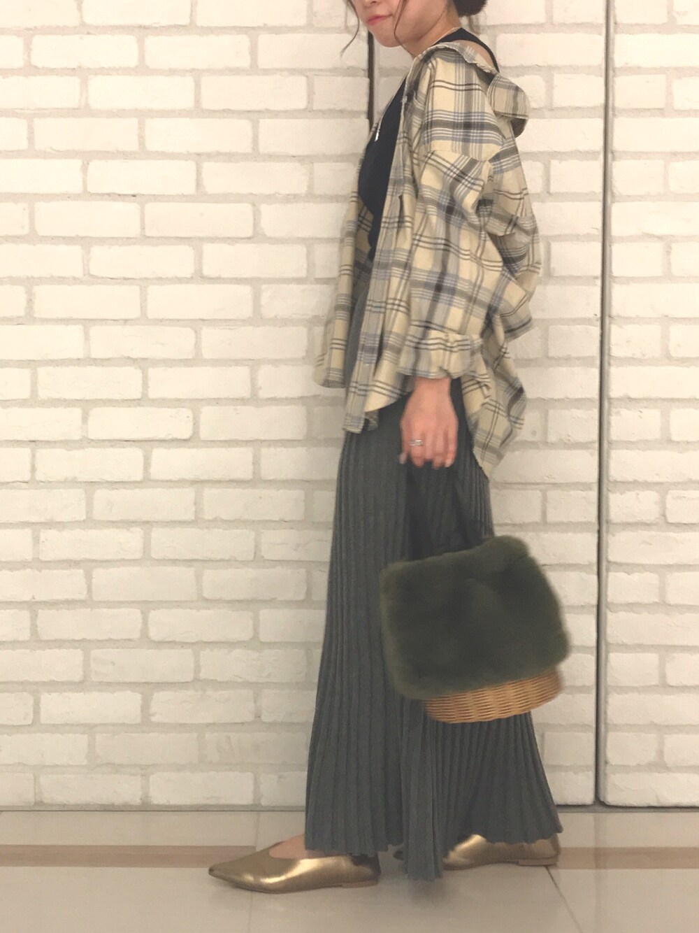 「秋冬コーデ、大人カジュアル、低身長コーデ、ビッグシルエット、チェックシャツ、ニットスカート、リブスカート、ファー小物、Techichi、lugnoncure」｜「Te chichiのアイテム（ネックレス、ゴールド系）」を使った、AsukAさん（レディース・153cm）の秋コーディネートの1枚目の写真