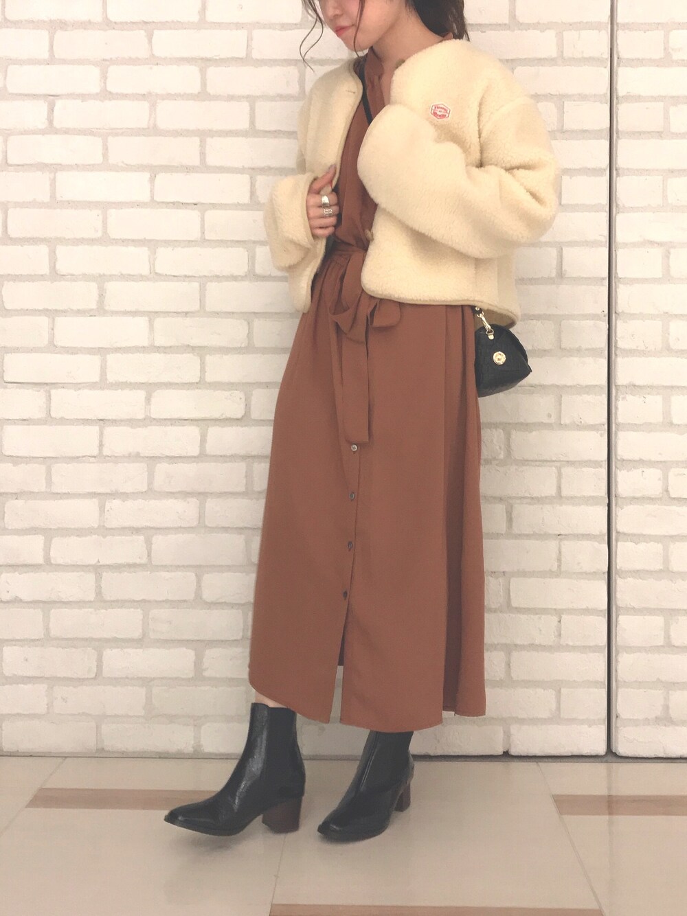 「秋、冬コーデ、低身長、大人カジュアル、ブラウン、ロングワンピース、ボア、ショートコート、ブーツ、Techichi」｜「Te chichiのアイテム（ジャケット/アウター、ホワイト系）」を使った、AsukAさん（レディース・153cm）の秋コーディネートの1枚目の写真