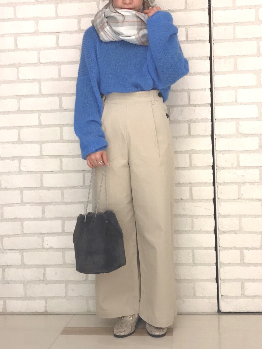 「低身長コーデ、大人カジュアル、パンツスタイル、ローファー、コーデュロイパンツ、コーデュロイ、ブルーニット、パイソン柄、ファー小物、Techichi」｜「Te chichi CLASSICのモヘヤ混プルオーバー（ニット/セーター、ブルー系）」を使った、AsukAさん（レディース・153cm）の秋コーディネートの1枚目の写真