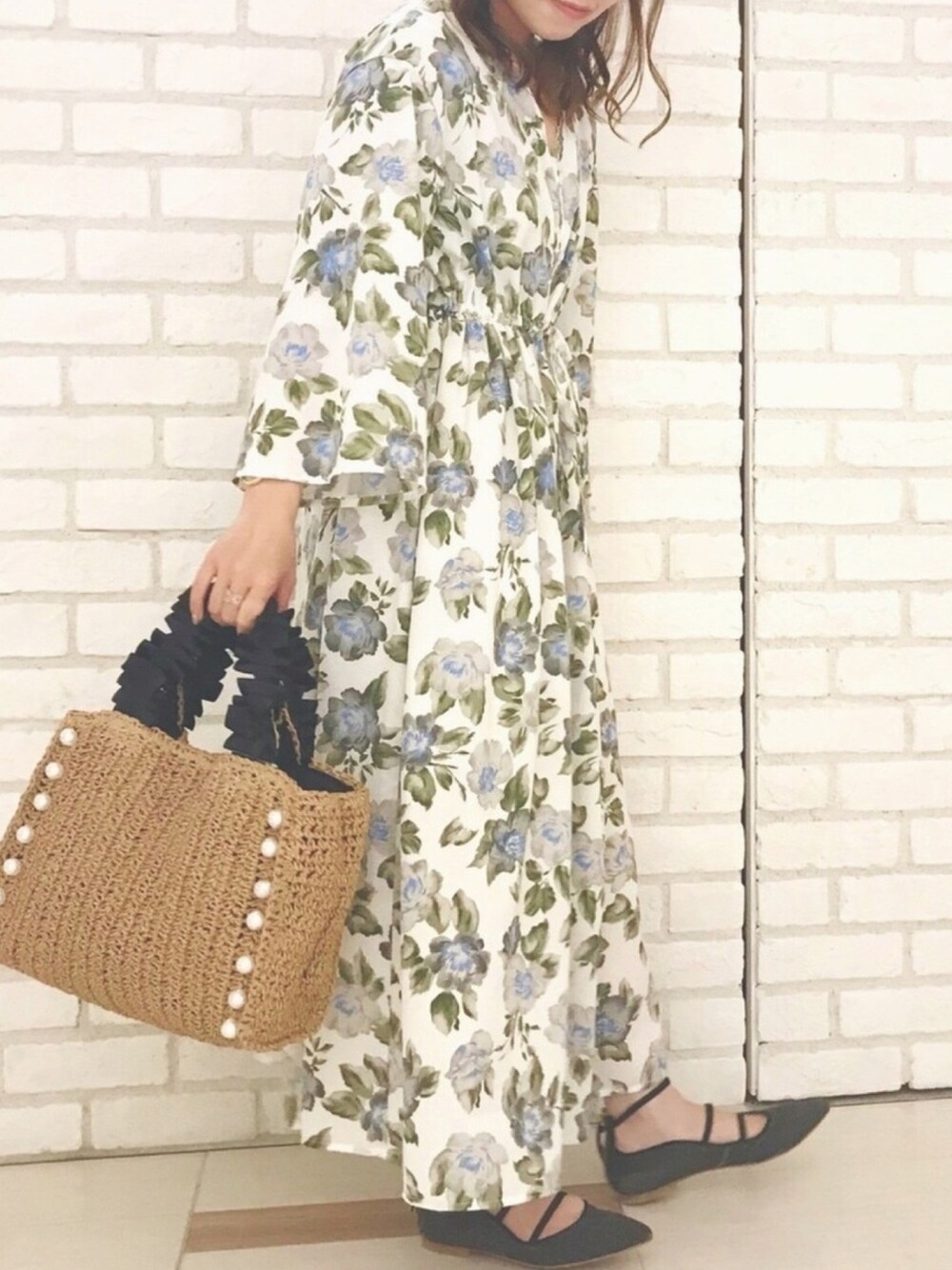 「花柄、ワンピース、ガウン、ガウンワンピース、花柄ｶﾞｳﾝ、かごバッグ、レースアップシューズ、春コーデ、夏コーデ」｜「Te chichi TERRASSEの水彩花柄ガウンワンピース（ワンピース、ホワイト系）」を使った、AsukAさん（レディース・153cm）の春コーディネートの1枚目の写真