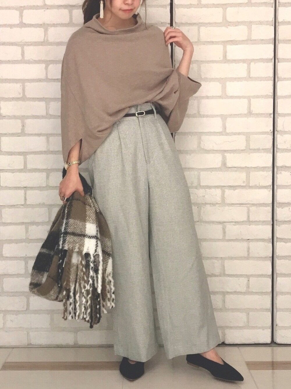 「秋のコーデ、低身長コーデ、きれいめカジュアル、パンツスタイル、ワントーンコーデ、ベージュコーデ、カフェオレコーデ、変形トップス、チェック、Techichi」｜「Te chichi CLASSICのハイネックドルマンプルオーバー 7S（ニット/セーター、ベージュ系）」を使った、AsukAさん（レディース・153cm）の秋コーディネートの1枚目の写真