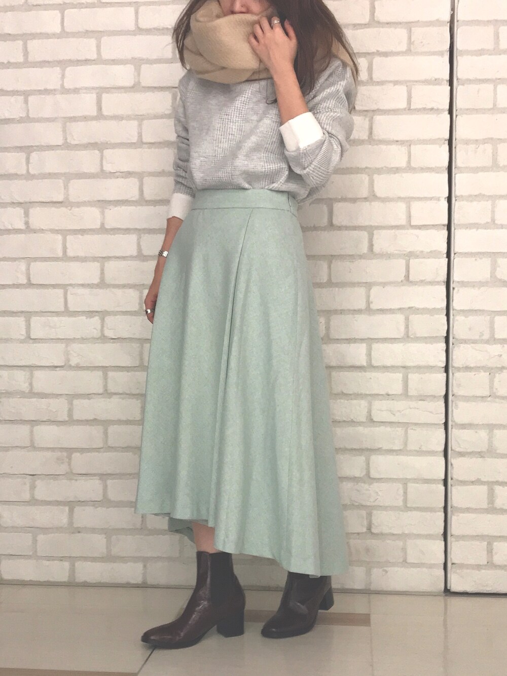 「冬のコーデ、低身長コーデ、もこもこ、大人ガーリー、ミントグリーン、スカート、グレンチェック、ショートブーツ、ストール、Te chichi(Te chichi)」｜「Te chichiのグレンチェックプルオーバー（ニット/セーター、グレー系）」を使った、AsukAさん（レディース・153cm）の秋コーディネートの1枚目の写真