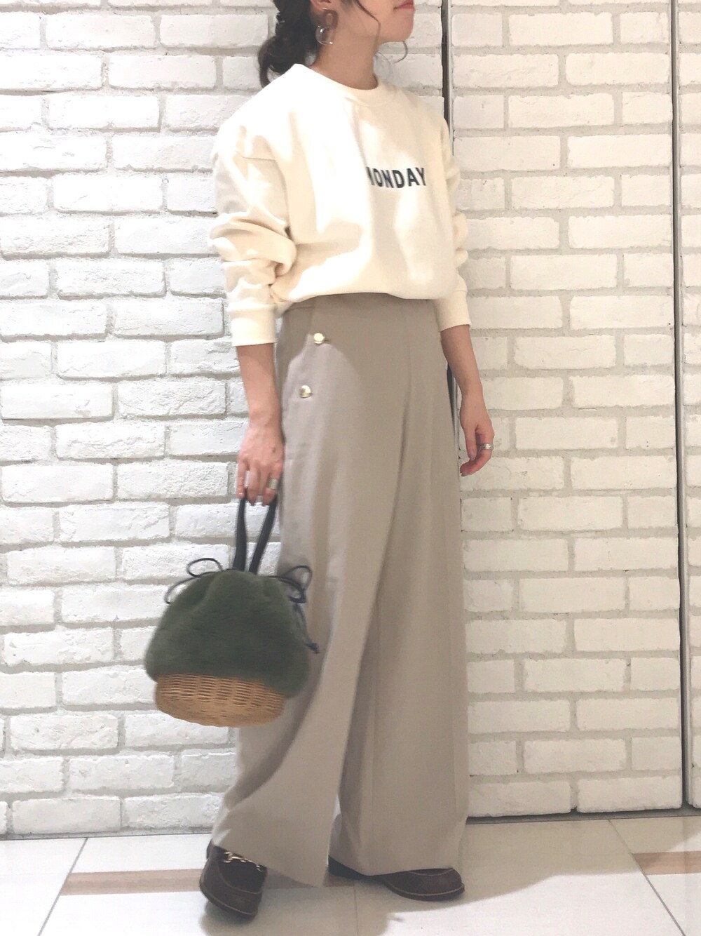 「今日のコーデ、ワントーンコーデ、オトナカジュアル、低身長、スウェット、ワイドパンツ、ベージュ、ファー小物、Te chichi(Te chichi)、lugnoncure」｜「Te chichiのカラーパーツピアス（ピアス（両耳用）、グレー系）」を使った、AsukAさん（レディース・153cm）の秋コーディネートの1枚目の写真