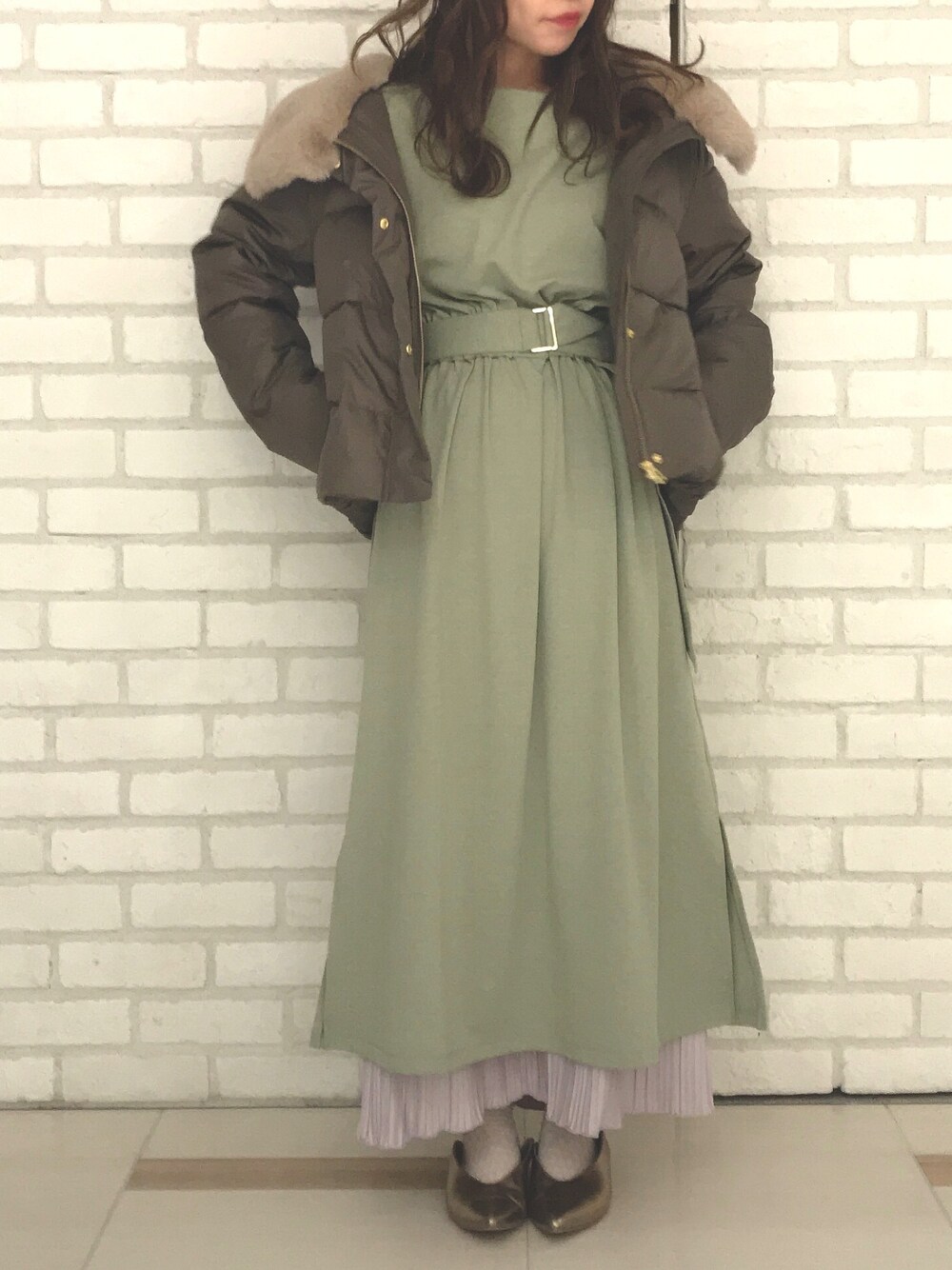 「年末WEAR感謝祭、きれいめカジュアル、秋冬コーデ、低身長コーデ、おでかけ、デート、ワンピース、プリーツスカート、ミントグリーン、レイヤードスタイル」｜「Lugnoncureのファー衿中綿ブルゾン（ブルゾン、グリーン系）」を使った、AsukAさん（レディース・153cm）の冬コーディネートの1枚目の写真