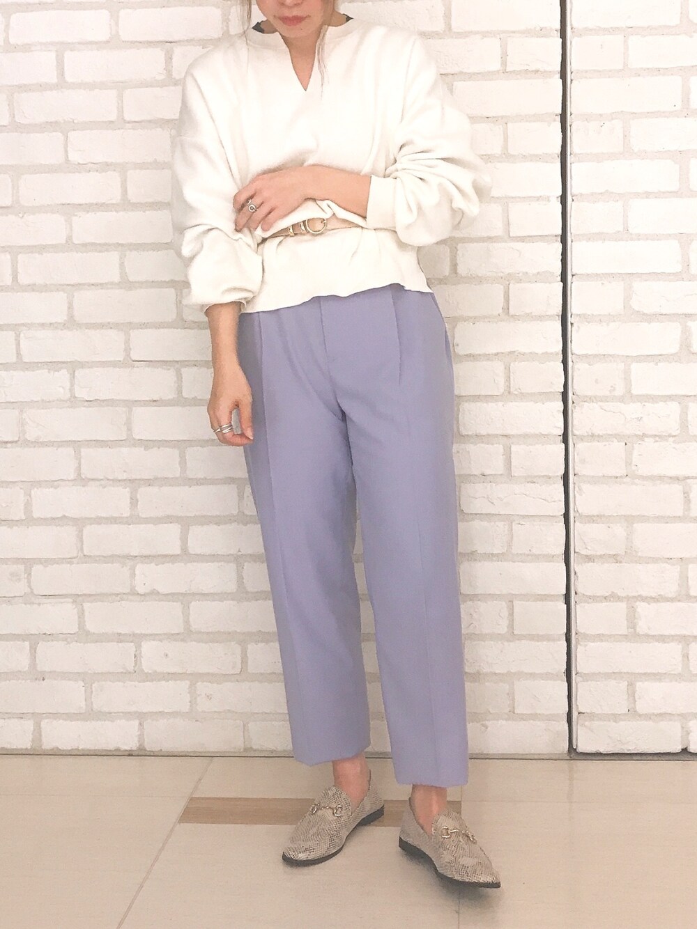 「冬コーデ、きれいめカジュアル、低身長コーデ、低身長、カラーパンツ、パープル、ラベンダー、キーネック、ウエストマーク、パイソン柄」｜「Te chichiのダブルジャガードキーネックプルオーバー（ニット/セーター、ホワイト系）」を使った、AsukAさん（レディース・153cm）の冬コーディネートの1枚目の写真
