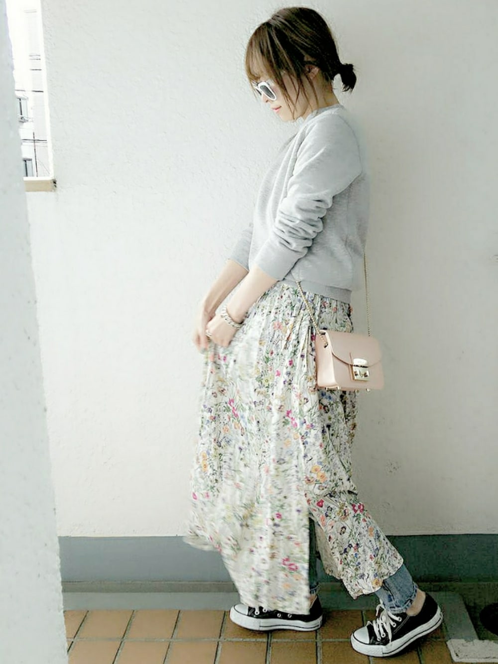 「花柄ワンピース、花柄、スウェット、501skinny、デニム、スニーカー、はるコーデ、大人カジュアル、パンツスタイル」｜「GUの（GU）スウェットプルオーバー（長袖）（トップス、グレー系）」を使った、コマさんさん（レディース・154cm）の春コーディネートの1枚目の写真