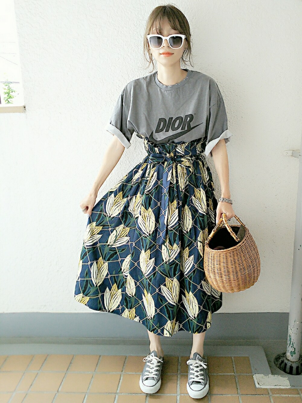 「Tシャツ、ゆるT、花柄、花柄スカート、スニーカー、コンバース、かごバッグ、夏コーデ、オトナカジュアル、カジュアル」｜「via jのvia j(ヴィアジェイ)  DロゴパロディTシャツ（Tシャツ/カットソー、グレー系）」を使った、コマさんさん（レディース・154cm）の夏コーディネートの1枚目の写真