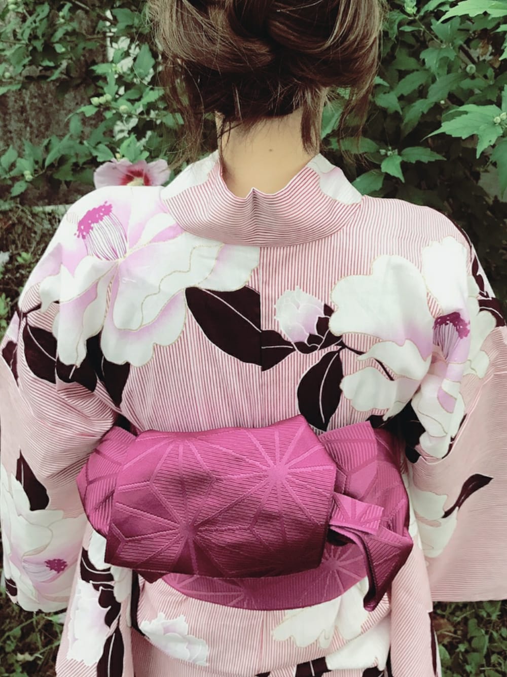 「浴衣、浴衣女子、花柄、後ろ姿、抜き襟、夏、夏コーデ、SOUBIEN、bonheur saisons、創美苑2017」｜「bonheur saisonsの浴衣3点セット ストライプとモダン椿 （浴衣＋帯＋下駄）「bonheur saisons/ボヌールセゾン」（浴衣、レッド系）」を使った、コマさんさん（レディース・154cm）の夏コーディネートの1枚目の写真