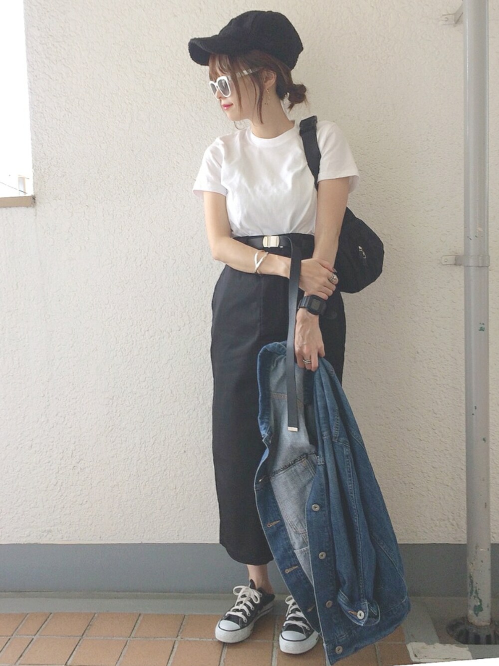 「Gジャン、無地T、Tシャツ、チノスカート、コンバース、キャップ、モノトーン、秋のコーデ、カジュアル、低身長」｜「NEW ERAの[別注][ニューエラ]NEWERA ボア CB キャップ（キャップ、ブラック系）」を使った、コマさんさん（レディース・154cm）の秋コーディネートの1枚目の写真