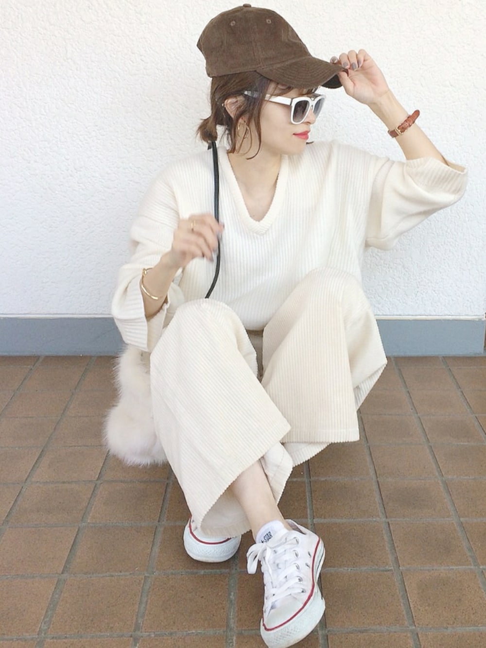 「白ニット、Vネック、Vネックニット、コーデュロイパンツ、コーデュロイ、コンバース、カジュアルコーデ、秋のコーデ、休日コーデ、GU」｜「NEW ERAの【別注】＜NEW ERA＞∴930 コーデュロイキャップ（キャップ、ブラウン系）」を使った、コマさんさん（レディース・154cm）の秋コーディネートの1枚目の写真