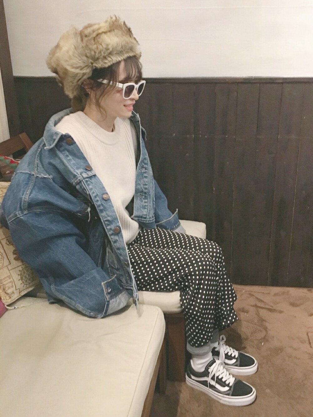 ホワイト系のニット/セーター、ブラック系のその他パンツ、ブラック系のスニーカーを着用したレディースの冬コーディネートの1枚目の写真