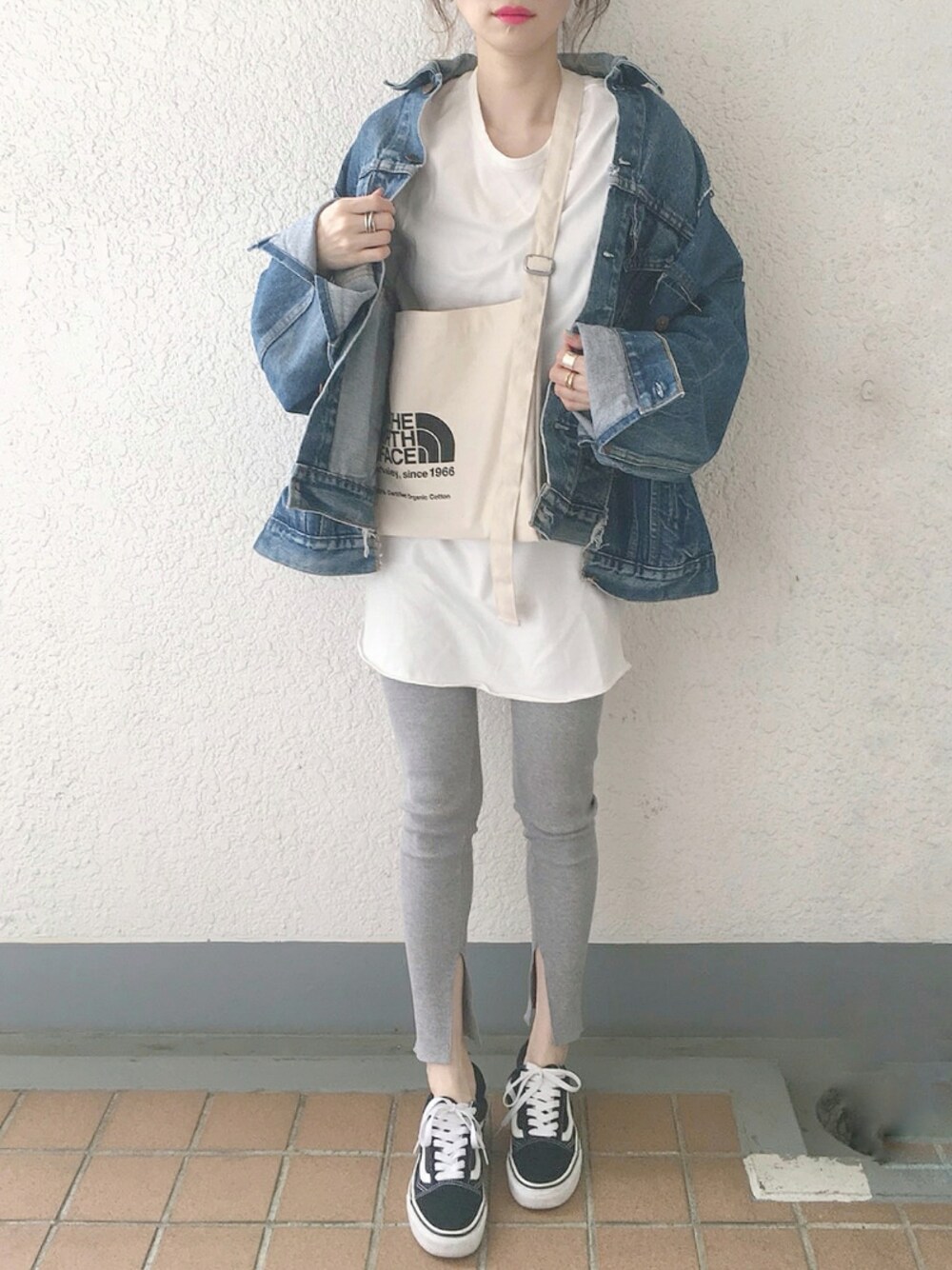 「Gジャン、デニムジャケット、ロング丈、ロンT、レギンス、VANS、休日スタイル、休日コーデ、カジュアル、低身長」｜「CANAL JEANのRED CHOP WORKS (レッドチョップワークス） ロングロンＴ（Tシャツ/カットソー、ホワイト系）」を使った、コマさんさん（レディース・154cm）の春コーディネートの1枚目の写真