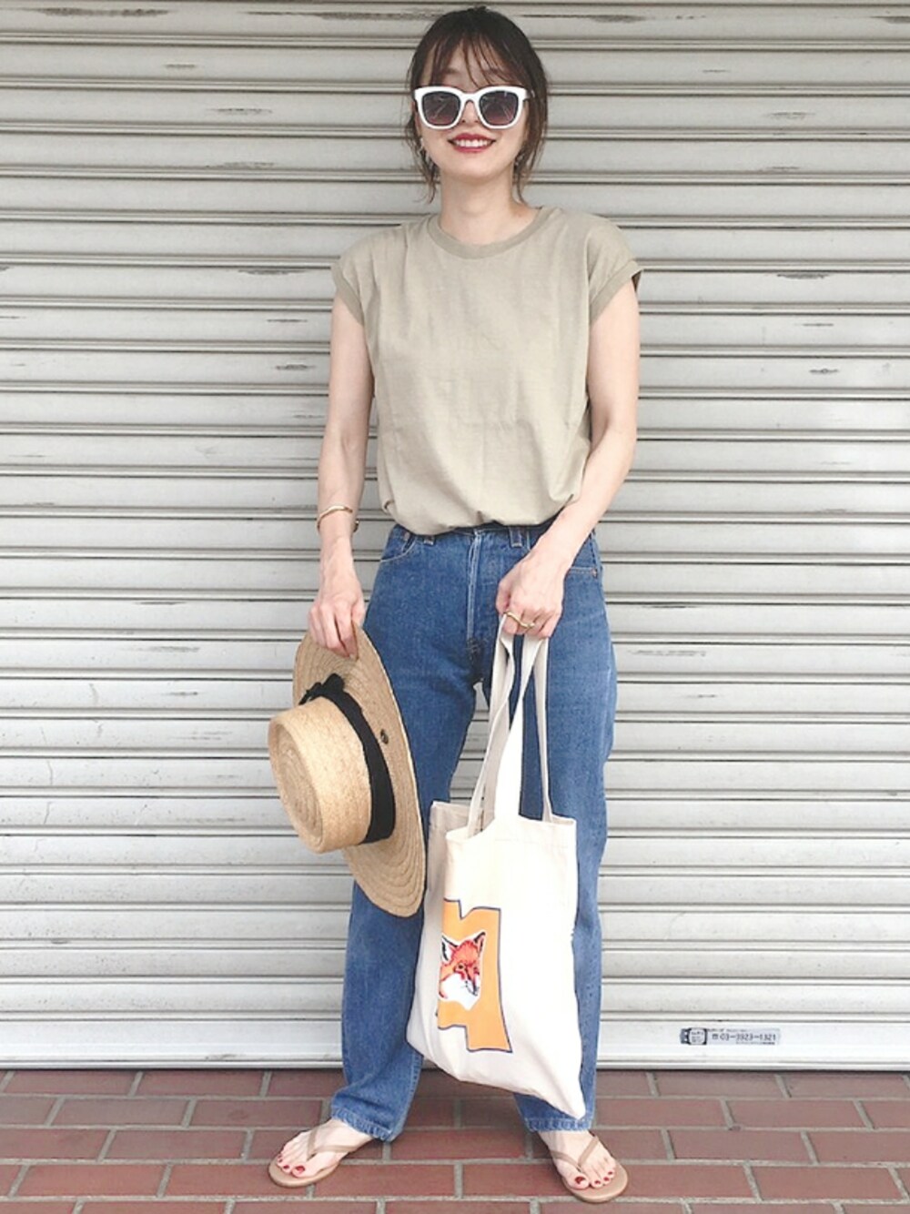 ベージュ系のTシャツ/カットソー、ブラウン系のサンダル、ホワイト系のトートバッグを着用したレディースの夏コーディネートの1枚目の写真