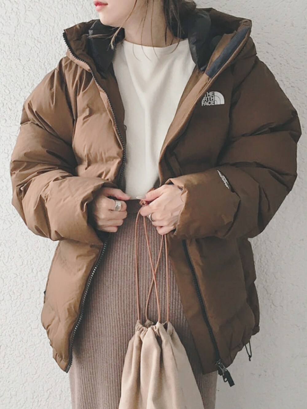 「シンプルおしゃれが好き、ダウンジャケット、THE NORTH FACE、リブスカート、ロングスカート、巾着バッグ、秋冬、秋のコーデ、オーバーサイズ、オトナカジュアル」｜「THE NORTH FACEのザ・ノース・フェイス ユニセックス ダウンパーカ / ビレイヤーパーカ（ダウンジャケット/コート、ブラウン系）」を使った、コマさんさん（レディース・154cm）の秋コーディネートの1枚目の写真