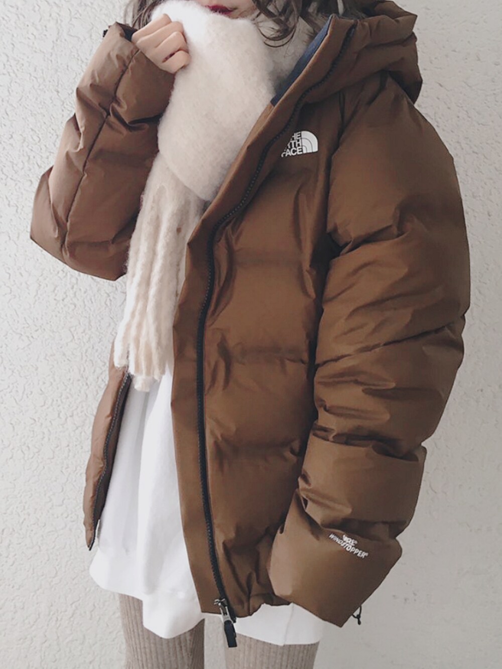「ダウンジャケット、THE NORTH FACE、スウェット、レギンス、リブレギンス、マフラー、冬コーデ、ラクチンコーデ、カジュアル、あったかコーデ」｜「THE NORTH FACEのザ・ノース・フェイス ユニセックス ダウンパーカ / ビレイヤーパーカ（ダウンジャケット/コート、ブラウン系）」を使った、コマさんさん（レディース・154cm）の冬コーディネートの1枚目の写真