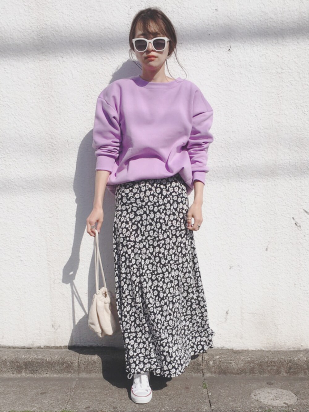 「スウェット、花柄、花柄スカート、スカート、converse、巾着バッグ、春、スニーカーコーデ、プチプラ、低身長」｜「ZARAのアイテム（スカート、ブラック系）」を使った、コマさんさん（レディース・154cm）の春コーディネートの1枚目の写真