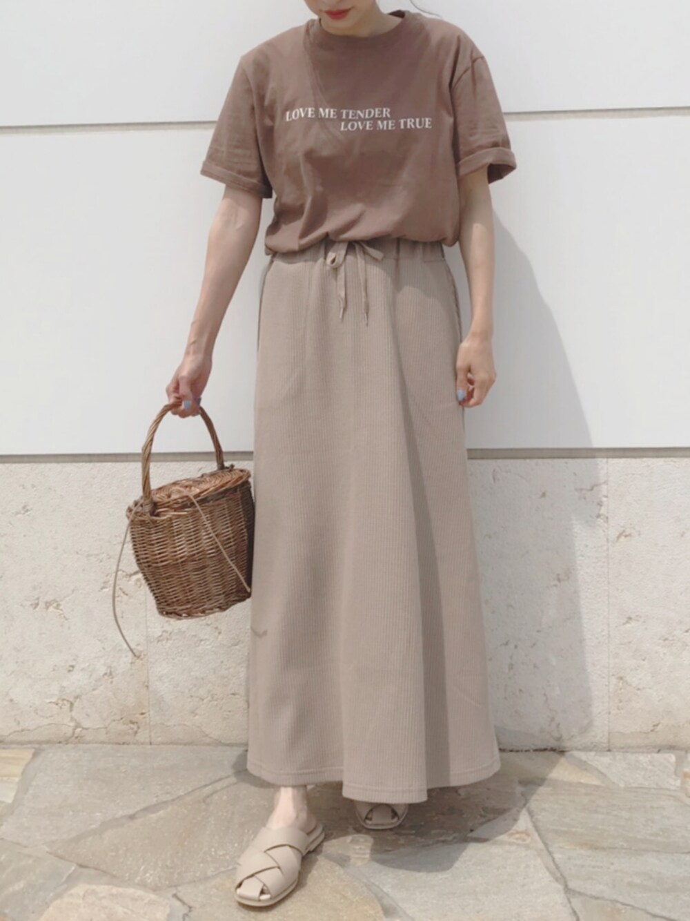 「Tシャツ、ワッフル、スカート、ロングスカート、かごバッグ、ゆるコーデ、オトナカジュアル、春、低身長、プチプラコーデ」｜「DHOLICのLOVE MEレタリング半袖Tシャツ（Tシャツ/カットソー、ブラウン系）」を使った、コマさんさん（レディース・154cm）の春コーディネートの1枚目の写真