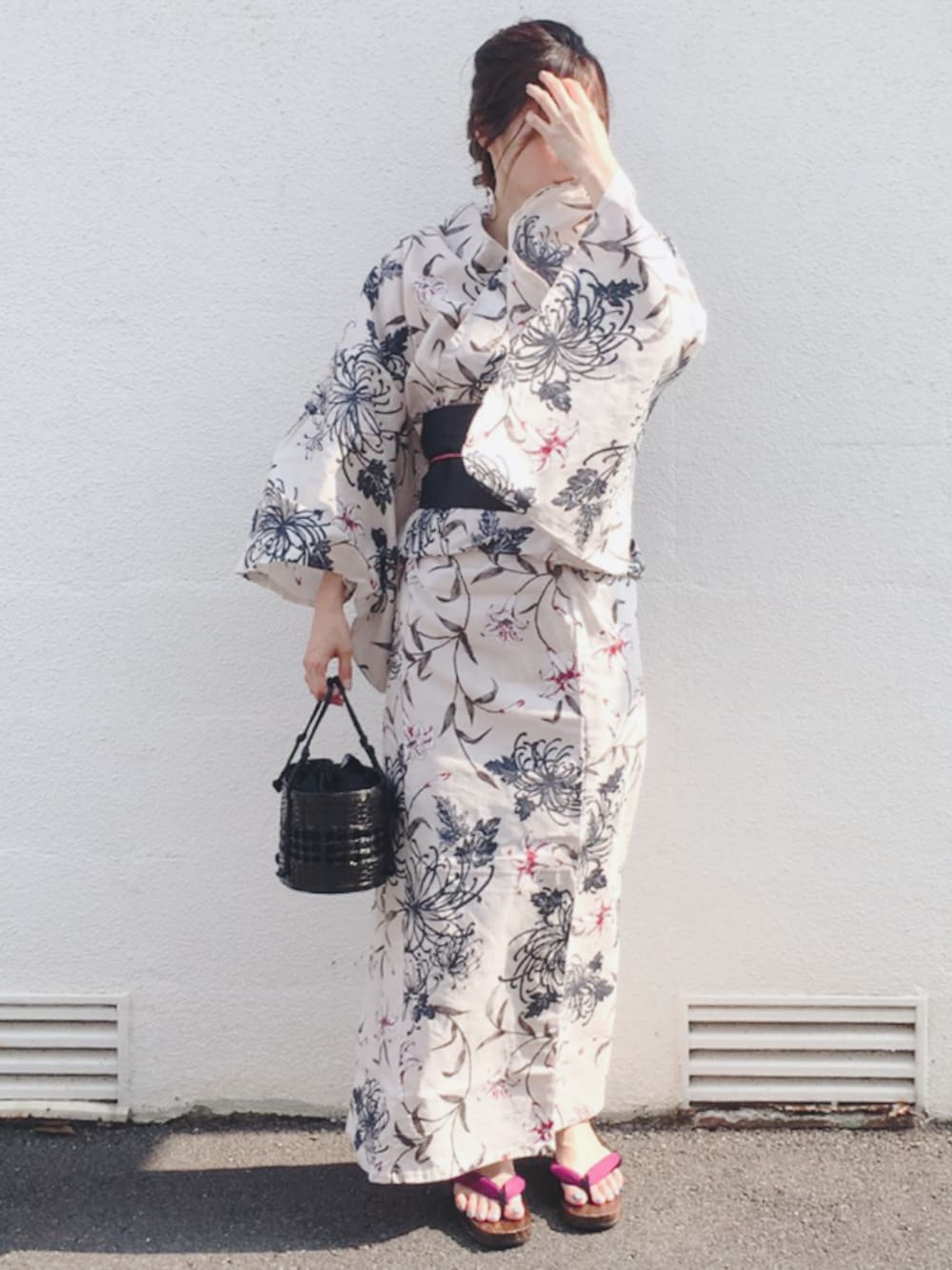 「浴衣、帯留め、かごバッグ、GRL、花火大会、お祭り、おでかけ、夏、夏コーデ、低身長」｜「GRLの4点セット手書き風百合×菊浴衣（浴衣、ホワイト系）」を使った、コマさんさん（レディース・154cm）の夏コーディネートの1枚目の写真