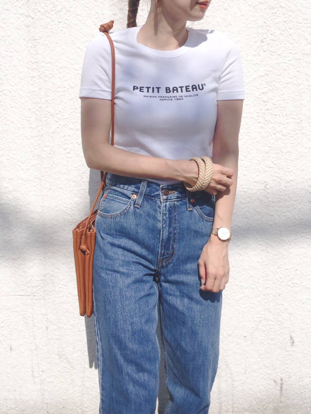 「 Tシャツ、ロゴT、デニムパンツ、Levi's、ハイウエストパンツ、休日スタイル、シンプルコーデ、オトナカジュアル、summer、低身長コーデ」｜「PETIT BATEAUの【GINGER 6月号掲載】PETIT BATEAU/別注ウィメンズ　ロゴプリントTEE（Tシャツ/カットソー、ホワイト系）」を使った、コマさんさん（レディース・154cm）の夏コーディネートの1枚目の写真