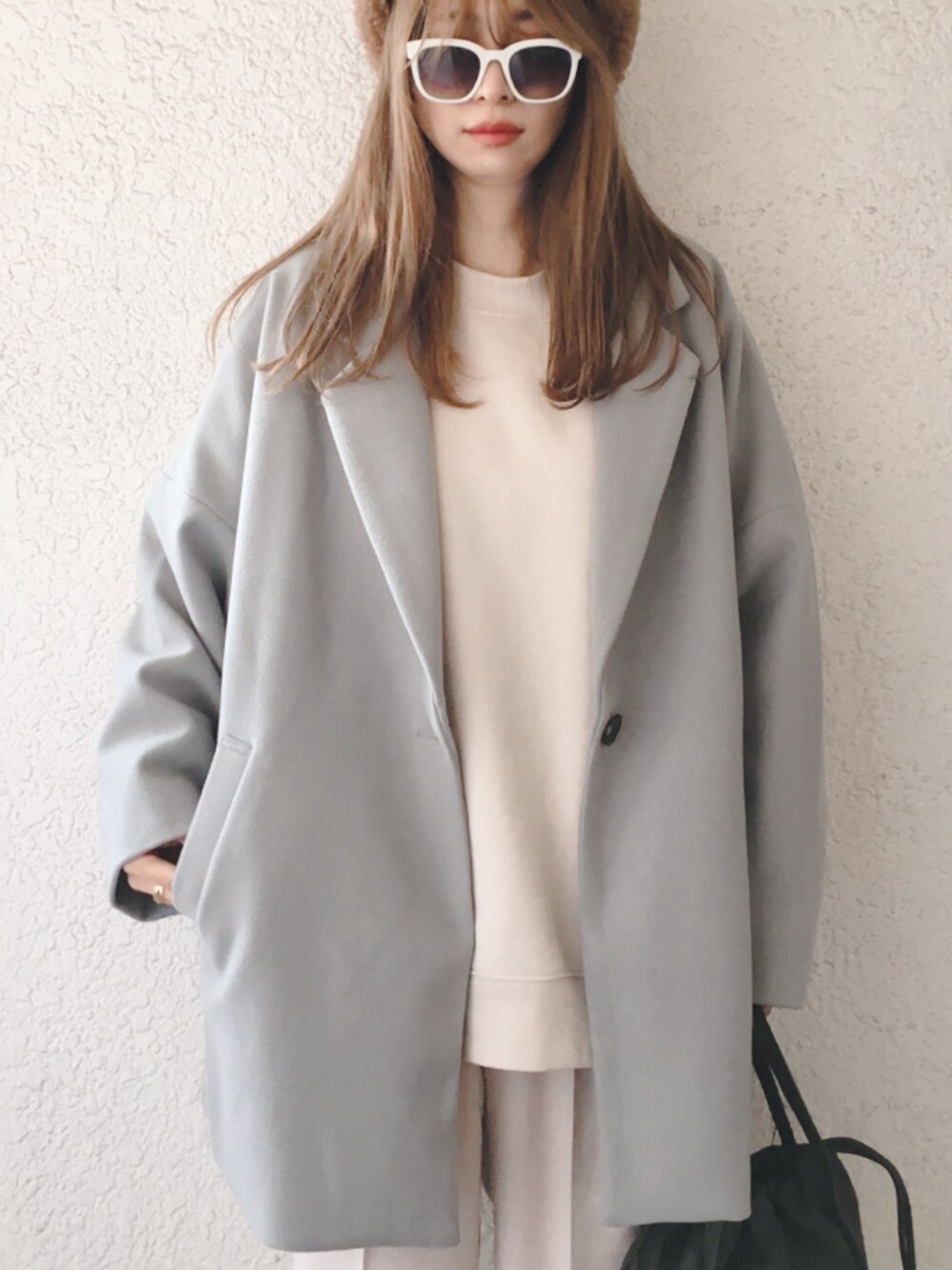 グリーン系のその他アウター、ベージュ系のスウェット、ホワイト系のその他パンツを着用したレディースの冬コーディネートの1枚目の写真