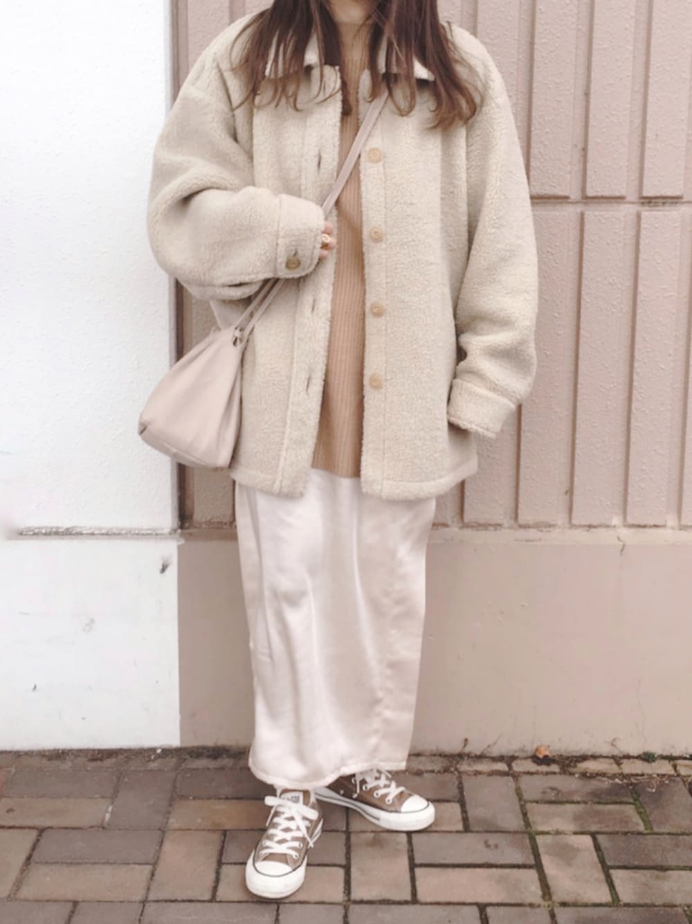 「ボア、ボアコート、ニット、ビッグシルエット、サテンスカート、ショルダーバッグ、converse、オトナカジュアル、冬コーデ、GRL」｜「UNIQLOのボアフリースショートコート（その他アウター、ベージュ系）」を使った、コマさんさん（レディース・154cm）の冬コーディネートの1枚目の写真