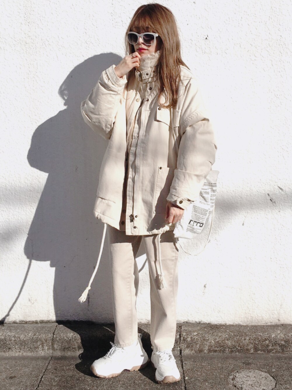 「B-3、パンツスタイル、ダッドスニーカー、大人カジュアル、ラクチンコーデ、春コーデ、シンプル、ワントーンコーデ、ベージュ、韓国ファッション」｜「DHOLIC STYLEの[someplace] エコファーライニングジャンパー（その他アウター、ホワイト系）」を使った、コマさんさん（レディース・154cm）の冬コーディネートの1枚目の写真