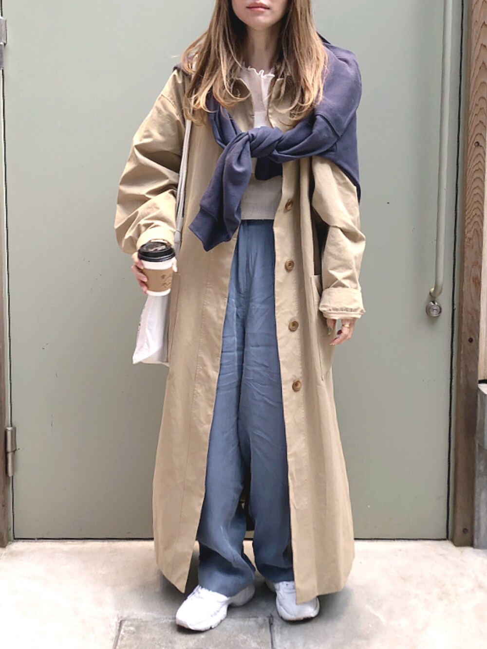「ステンカラーコート、スプリングコート、レーストップス、パンツスタイル、ダッドスニーカー、パステル映える春、春コーデ、ゆるコーデ、低身長コーデ、カジュアルコーデ」｜「TODAYFULのサテンカラーオーバーコート（ステンカラーコート、ベージュ系）」を使った、コマさんさん（レディース・154cm）の春コーディネートの1枚目の写真