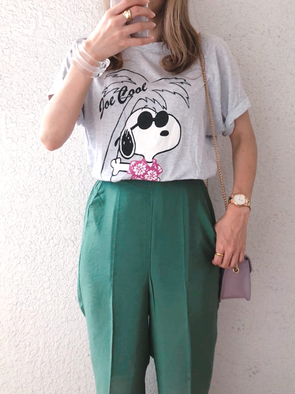 グリーン系のその他パンツ、パープル系のショルダーバッグ、その他のバングル/リストバンドを着用したレディースの夏コーディネートの1枚目の写真