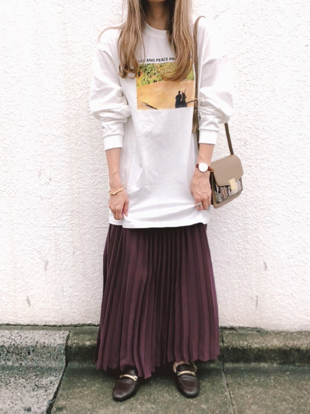 「フォトT、ロンT、プリーツスカート、ロングスカート、ローファー、パイソン柄、大人カジュアル、秋服、着回しコーデ、GRL」｜「haco!の【高橋愛さんコラボ】フォトプリントのユニセックスロングTシャツ　by LOVE&PEACE PROJECT + PBP（Tシャツ/カットソー、ホワイト系）」を使った、コマさんさん（レディース・154cm）の秋コーディネートの1枚目の写真