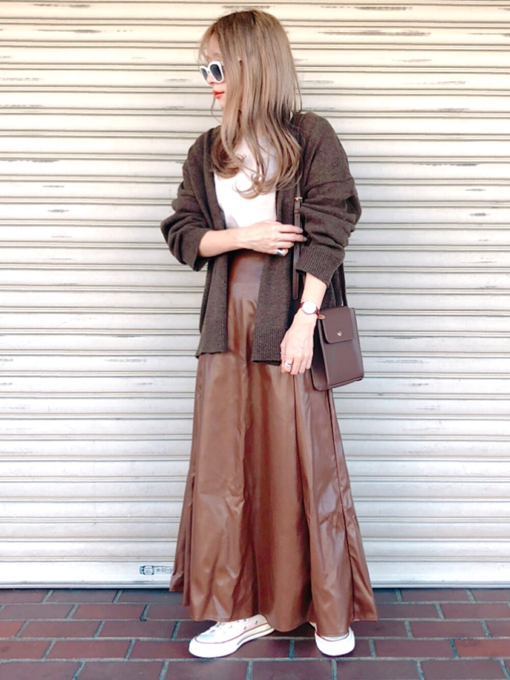 ブラウン系のトップス、ベージュ系のTシャツ/カットソー、ブラウン系のスカートを着用したレディースの秋コーディネートの1枚目の写真