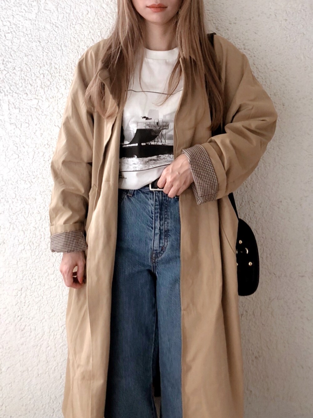 「秋のマイ旬スタイル、ステンカラーコート、フォトT、デニム、パンツスタイル、秋服、秋冬コーデ、ゆるコーデ、低身長、dholic」｜「DHOLIC STYLEの[someplace] バックヨークシングルロングコート（ステンカラーコート、ベージュ系）」を使った、コマさんさん（レディース・154cm）の秋コーディネートの1枚目の写真