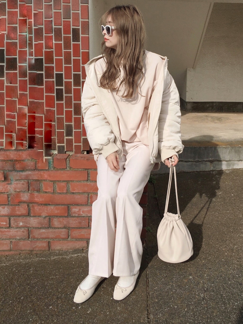 ホワイト系のスウェット、ベージュ系のその他パンツ、ホワイト系のバレエシューズを着用したレディースの冬コーディネートの1枚目の写真