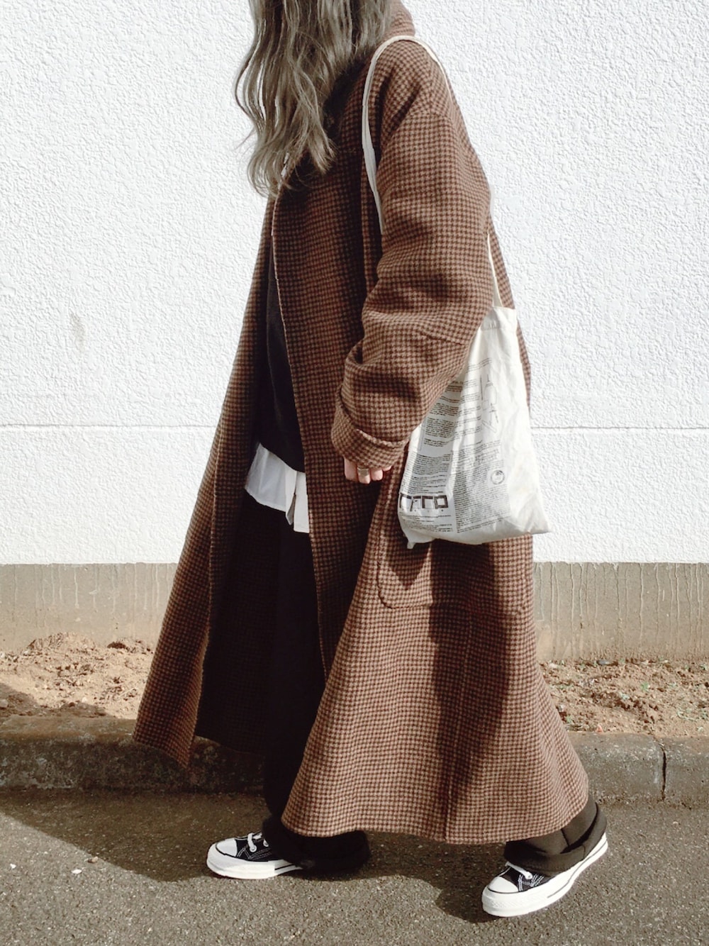 グリーン系のスラックス、ブラウン系のチェスターコート、ブラック系のTシャツ/カットソーを着用したレディースの冬コーディネートの1枚目の写真