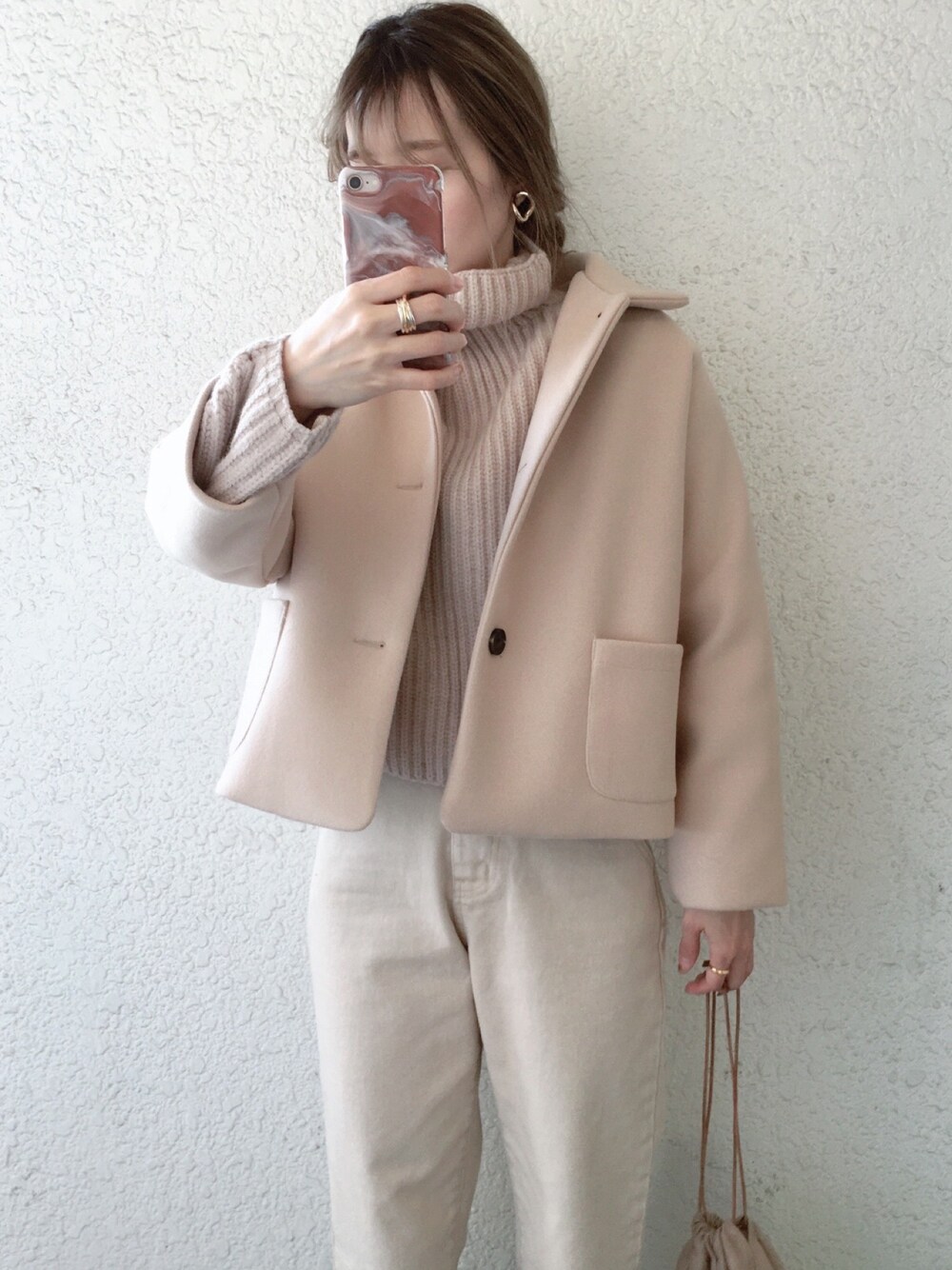 「ショートコート、ニット、タートルネックニット、パンツスタイル、低身長、ベージュ、大人かわいい、オトナカジュアル、ワントーンコーデ、dholic」｜「DHOLICのウール混ショートジャケット（その他アウター、ベージュ系）」を使った、コマさんさん（レディース・154cm）の冬コーディネートの1枚目の写真