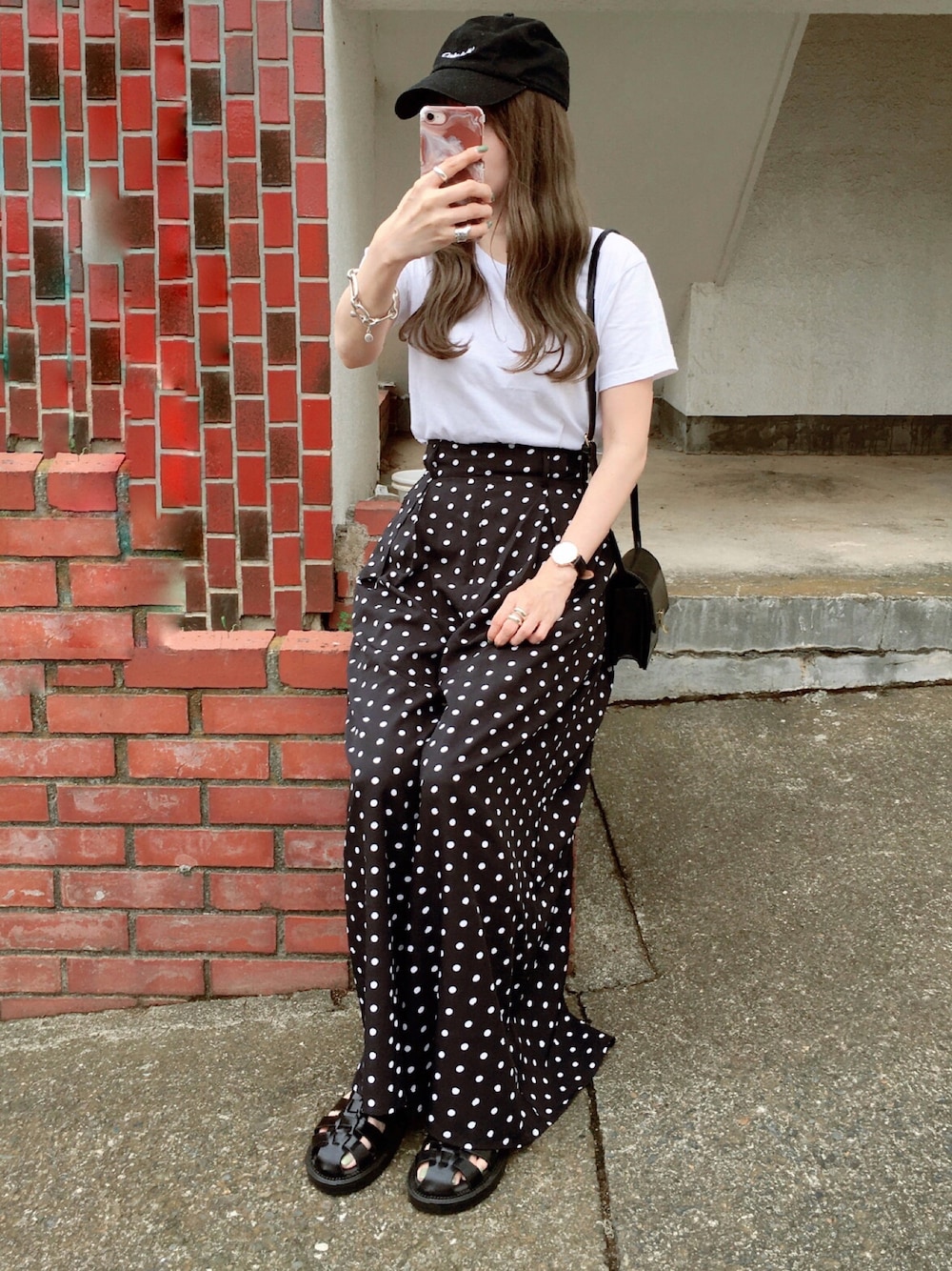 その他のその他パンツ、ホワイト系のTシャツ/カットソー、ブラック系のシューズを着用したレディースの春コーディネートの1枚目の写真