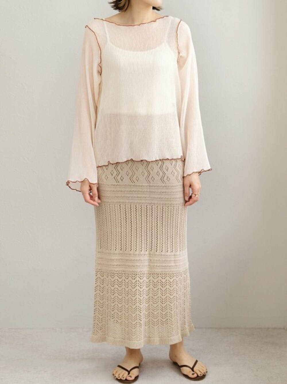 ホワイト系のシャツ/ブラウス、ベージュ系のスカートを着用したレディースの夏コーディネートの1枚目の写真