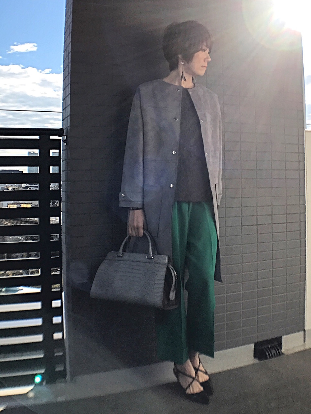 「オトナカジュアル、シンプルコーデ、もこもこ、グリーン、パンツ、スエード、ノーカラーコート、グレー」｜「IACUCCIのアイテム（ハンドバッグ、グレー系）」を使った、aya_muto610さん（レディース・164cm）の秋コーディネートの1枚目の写真