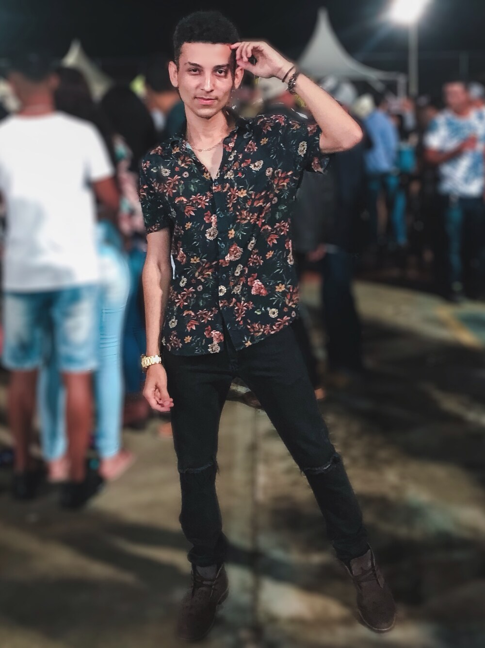 「summer、floral、rippedjeans」｜「floralのアイテム（Tシャツ/カットソー、その他）」を使った、Bruno Mendesさん（メンズ・153cm）の秋コーディネートの1枚目の写真